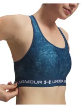 Top deportivo de soporte medio Under Armour, con diseño de espalda cruzada y estampado texturizado en tonos azules. Presenta una banda elástica inferior con el logo de la marca y copas extraíbles.