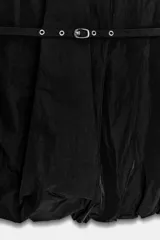 Vestido corto de cuello halter con lazada ajustable, diseño con bajo acabado tipo globo y cinturón fino integrado con hebilla metálica.