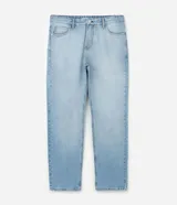 Pantalón de jean para hombre, corte recto, en color azul claro con acabado liso. Confeccionado en algodón, presenta un diseño atemporal y versátil.