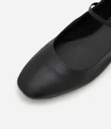 Bailarina de cuero color marrón con puntera cuadrada, taco plano y tira ajustable con hebilla metálica sobre el empeine.