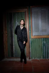 Camisa de seda negra estilo boho chic, amplia, con mangas abullonadas, frunce en hombros y espalda, y cierre frontal con botones.