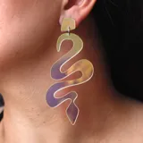 Par de aros colgantes con forma de serpiente, color rojo metalizado.