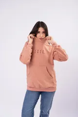 Canguro con capucha de color azul marino, confeccionado en tela deportiva con frizza. Presenta un diseño de calce holgado, mangas largas y puños elásticos.