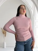 Polera rosada de cuello alto y mangas largas, confeccionada en tejido de punto acanalado.