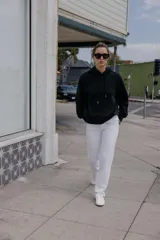 Sudadera de manga larga con capucha ajustable mediante cordones, bolsillo frontal tipo canguro y puños y ruedo en tejido rib.