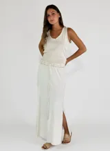 Pollera larga color celeste, de corte recto y tiro alto, con elástico en la cintura y abertura lateral.