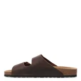 Sandalias de hombre tipo Birkenstock, confeccionadas en cuero graso color marrón chocolate. Presentan dos tiras anchas con hebillas metálicas ajustables, plantilla anatómica de corcho y suela de goma antideslizante.