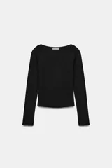 Camiseta de manga larga con cuello barco, confeccionada en tejido liso de corte regular y bajo recto.