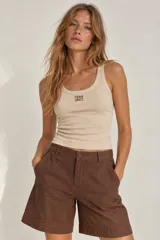 Musculosa de tejido rib color beige, con escote redondo y pequeño bordado frontal en tono marrón.