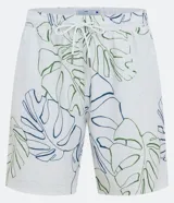 Bermuda de baño blanca con estampado floral de hojas de costilla de Adán en negro. Tiene cintura elástica con cordón ajustable y bolsillos laterales.