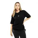 Remera negra de manga corta y cuello redondo, con un pequeño logo estilizado en color blanco bordado en el pecho.