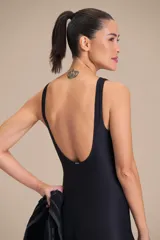 Jumpsuit largo de una pieza, color bordó, con diseño ajustado, escote redondo y tirantes anchos. Confeccionado en tejido con acabado satinado y elástico.