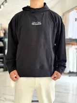 Canguro oversize color beige, con capucha y amplio estampado tipográfico en la espalda.