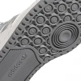 Championes Adidas Forum Low CL, color blanco con detalles en gris.