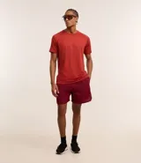 Bermuda deportiva masculina de corte recto, confeccionada en tejido técnico con textura perforada. Presenta cintura elástica con cordón de ajuste y bolsillos laterales.