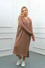 Vestido largo de tejido de punto acanalado color marrón, con capucha y mangas largas.