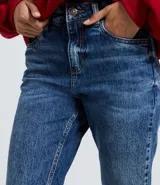 Pantalón de jean corte flare, con cintura media, cierre frontal con cremallera y botón, y diseño clásico de cinco bolsillos.