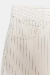 Jeans de tiro alto y corte wide leg, confeccionados en tejido de algodón con diseño de rayas verticales a contraste. Presentan cinco bolsillos, trabillas en la cintura y cierre frontal con cremallera y botón.
