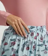 Pijama de dos piezas confeccionado en viscolycra. Incluye una blusa de manga larga con cuello en V y un pantalón largo con cintura elástica, cordón ajustable y estampado floral.