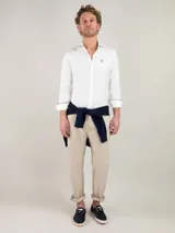 Camisa popelín celeste de manga larga con corte slim fit, cuello italiano y logo bordado en el pecho.
