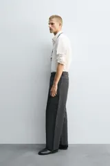 Pantalón de corte carrot fit confeccionado en tejido con mezcla de viscosa. Presenta bolsillos frontales, bolsillos traseros de vivo y cierre frontal con cremallera y botones.