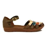 Sandalia de cuero con talón cerrado y pulsera ajustable con hebilla metálica. La capellada presenta un diseño de tiras entrelazadas en tonos tierra, incluyendo marrón, naranja y beige, sobre una base de goma marrón.