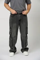 Jean baggy cargo color gris oscuro, con múltiples bolsillos laterales y diseño amplio de corte recto.