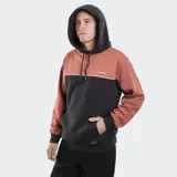 Canguro con capucha y cordones ajustables, diseño color block en tonos marrón y negro, con bolsillo frontal tipo canguro y logo de la marca bordado en el pecho.