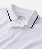 Polo de hombre marca Marfinno, confeccionada en tejido de media malla con textura rayada. Presenta cuello polo con botones y mangas cortas con terminaciones en rib con detalles contrastantes.