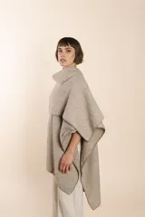 Ruana de lana fina sin teñir, con textura acanalada y terminaciones tejidas a crochet hechas a mano.