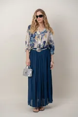 Camisa estampada de algodón y lino, con cuello en V, mangas anchas y puños con elástico.