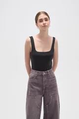 Body sin mangas de poliamida, con cuello cuadrado y ajuste al cuerpo. Cuenta con cierre de broches en la parte inferior.