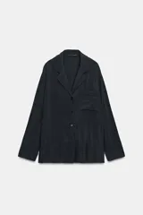 Camisa fluida de viscosa con cuello solapa de muescas, manga larga con puños y bolsillo de plastrón en el pecho. Cierre frontal con botones.