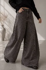 Pantalón jean de tiro alto y corte wide leg muy ancho, color negro lavado con efecto acid wash y costuras pespunteadas decorativas en la parte delantera.