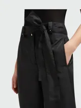 Pantalón de lona Moncler de tiro alto, color negro, con corte ancho y lazo ajustable en la cintura.