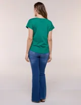 Buzo de punto fino color verde, de manga corta con hombro caído, escote redondo y detalles acanalados en los laterales y el ruedo.
