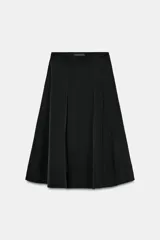Falda midi de tiro alto en color negro, con diseño en línea evasé y cierre de cremallera oculta en la costura.