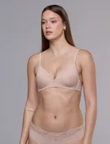Soutien color beige de microfibra ultrasuave con copas soft moldeadas sin aro, tirantes ajustables y cierre trasero.