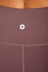 Short tipo biker de tiro alto, confeccionado en tejido técnico elástico de secado rápido, con costuras reforzadas y bolsillos laterales integrados.