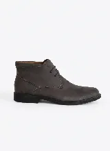 Bota tipo chukka de cuero color gris oscuro, con cordones al tono y suela plana de goma negra.