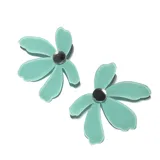 Par de aros con forma de flor color verde agua, con centro plateado.