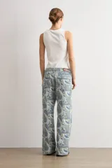 Jean recto de tiro medio con estampado paisley en tonos azules, beige y blanco.
