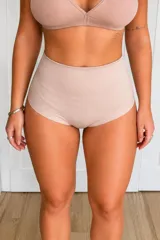 Bombacha reductora de tiro alto, confeccionada en tejido sin costuras con refuerzo doble en la zona abdominal para un efecto modelador.