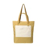 Bolso tipo tote de nylon arrugado color beige con bolsillo frontal plano en color blanco, cierre de cremallera y anilla en D. Cuenta con asas largas de mano y hombro.