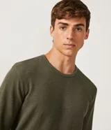 Remera verde militar de manga larga, cuello redondo y corte recto.