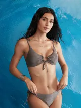 Top de bikini con tirantes finos para anudar en los hombros, escote en V con frunce central y lazo ajustable.