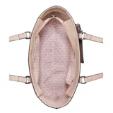Cartera tipo tote bag grande de la marca Guess, modelo Medford, confeccionada en cuero sintético con estampado monograma en tonos marrón y beige. Cuenta con doble asa de hombro, un bolsillo frontal y un monedero o neceser colgante a juego con cierre.