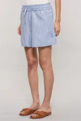 Short de calce regular confeccionado en tejido camisero, con estampado de rayas verticales en tonos celestes, azules y blancos. Cuenta con cintura elástica fruncida y cordón ajustable del mismo material.
