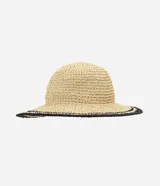 Sombrero bucket de paja trenzada color beige con detalles en contraste negro en el ala.