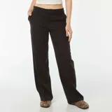 Pantalón negro de vestir, de corte ancho, con pinzas en la cintura y bolsillos laterales.